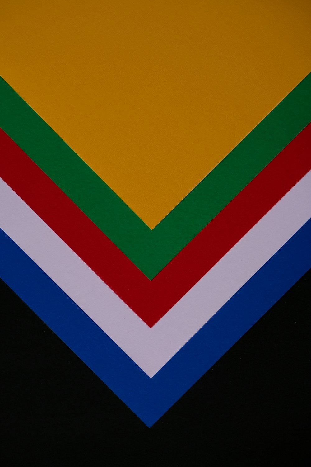 Un primer plano de una pila de papeles de diferentes colores