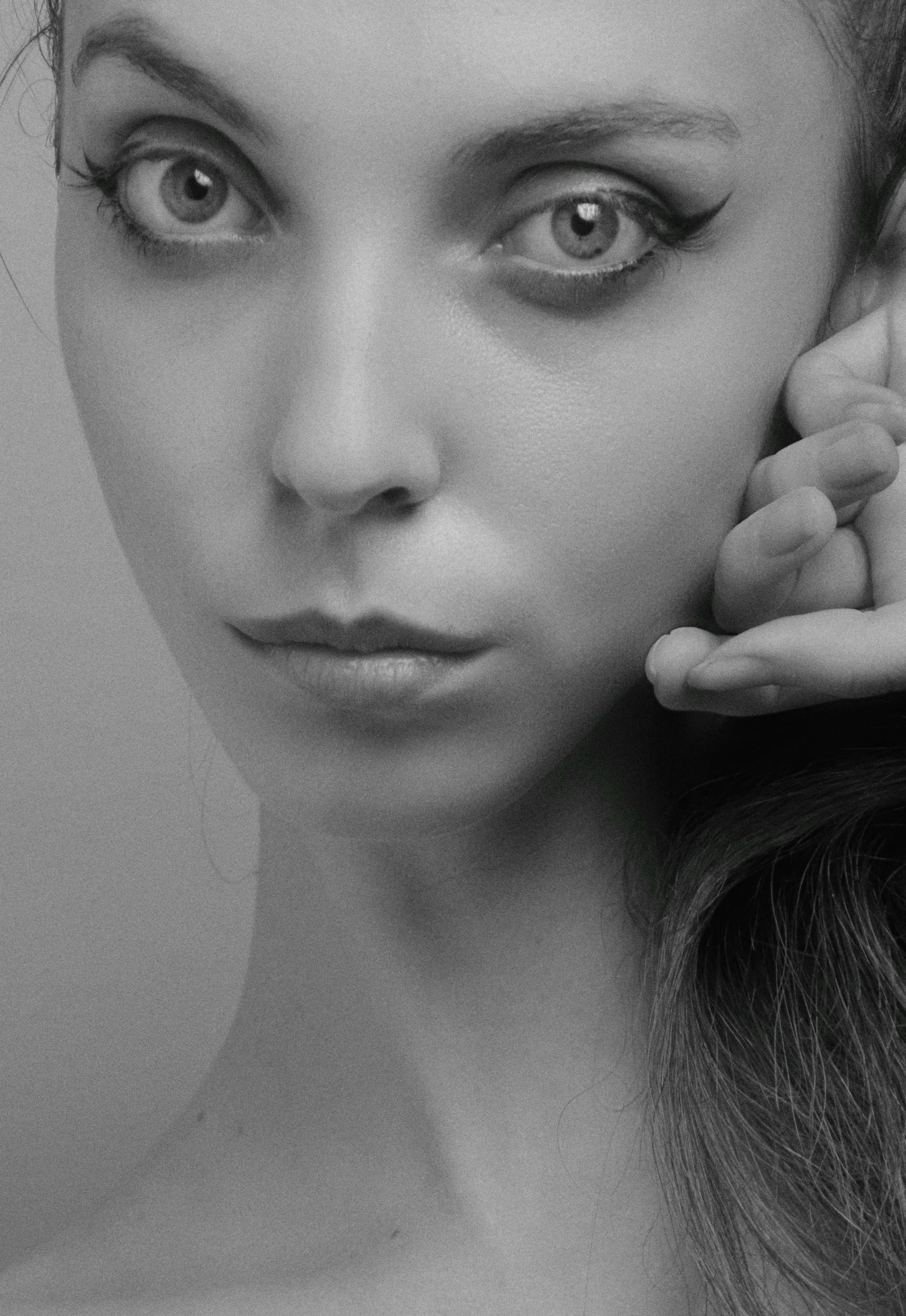 Une photo en noir et blanc d'une femme tenant un téléphone portable à son  oreille photo – Image gratuite de Femme sur Unsplash, image size:3000x4357