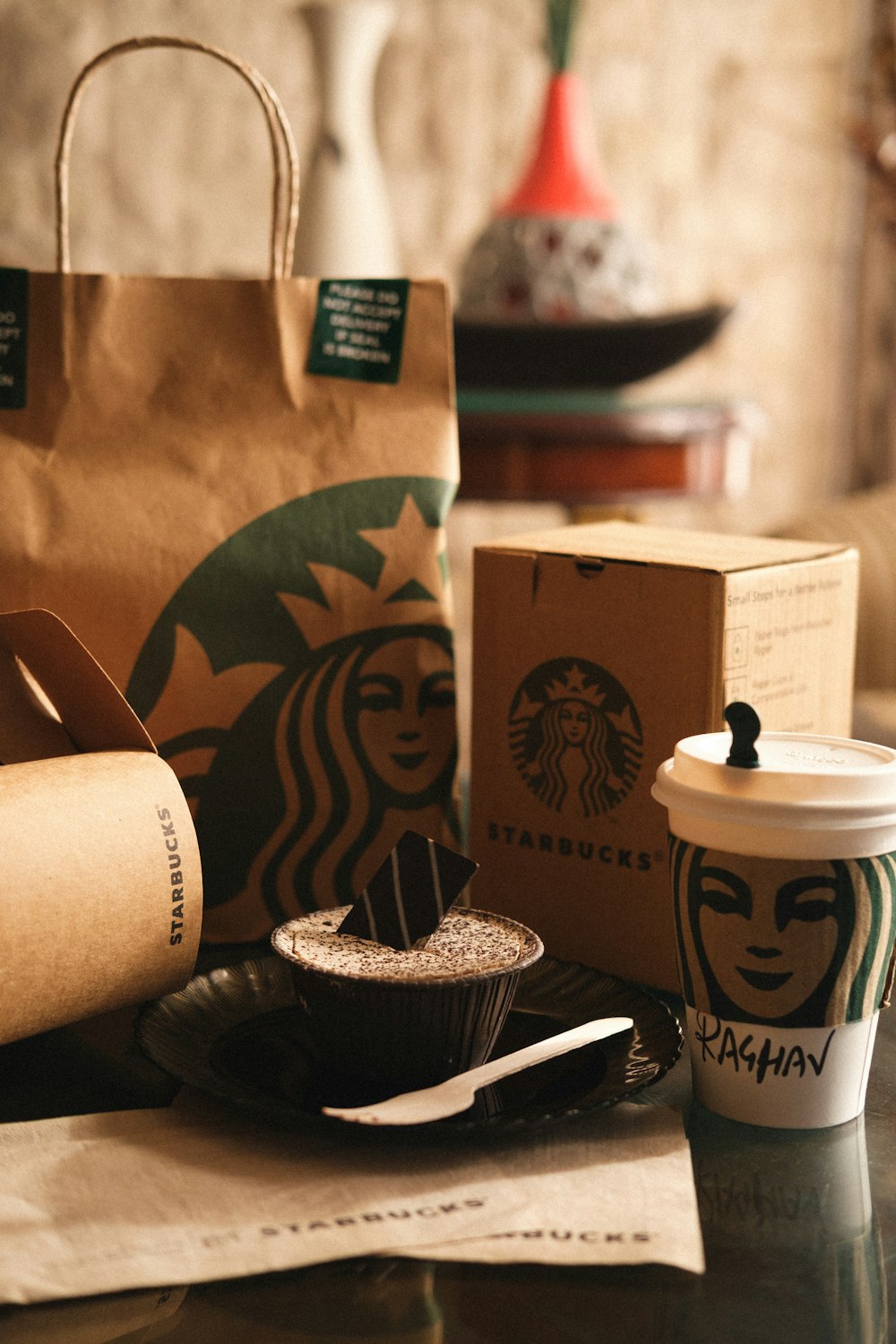 Una tazza di caffè e una borsa starbucks su un tavolo foto – Posate  Immagine gratuita su Unsplash