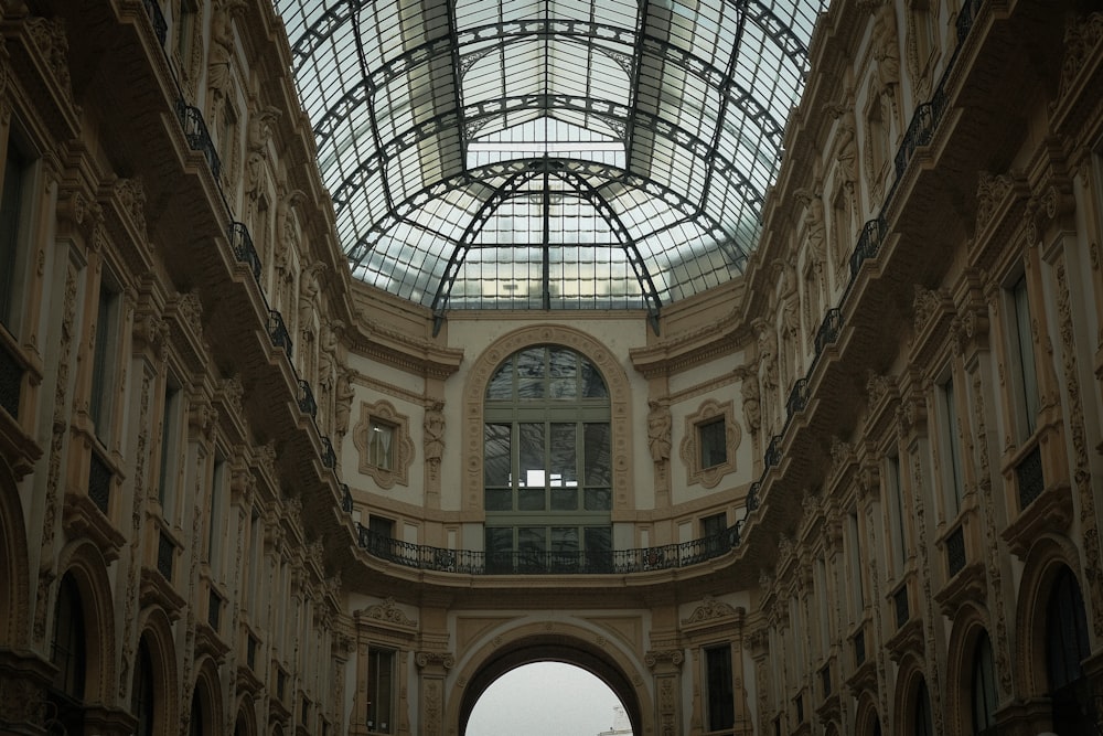 un grande edificio con soffitto in vetro e finestre ad arco