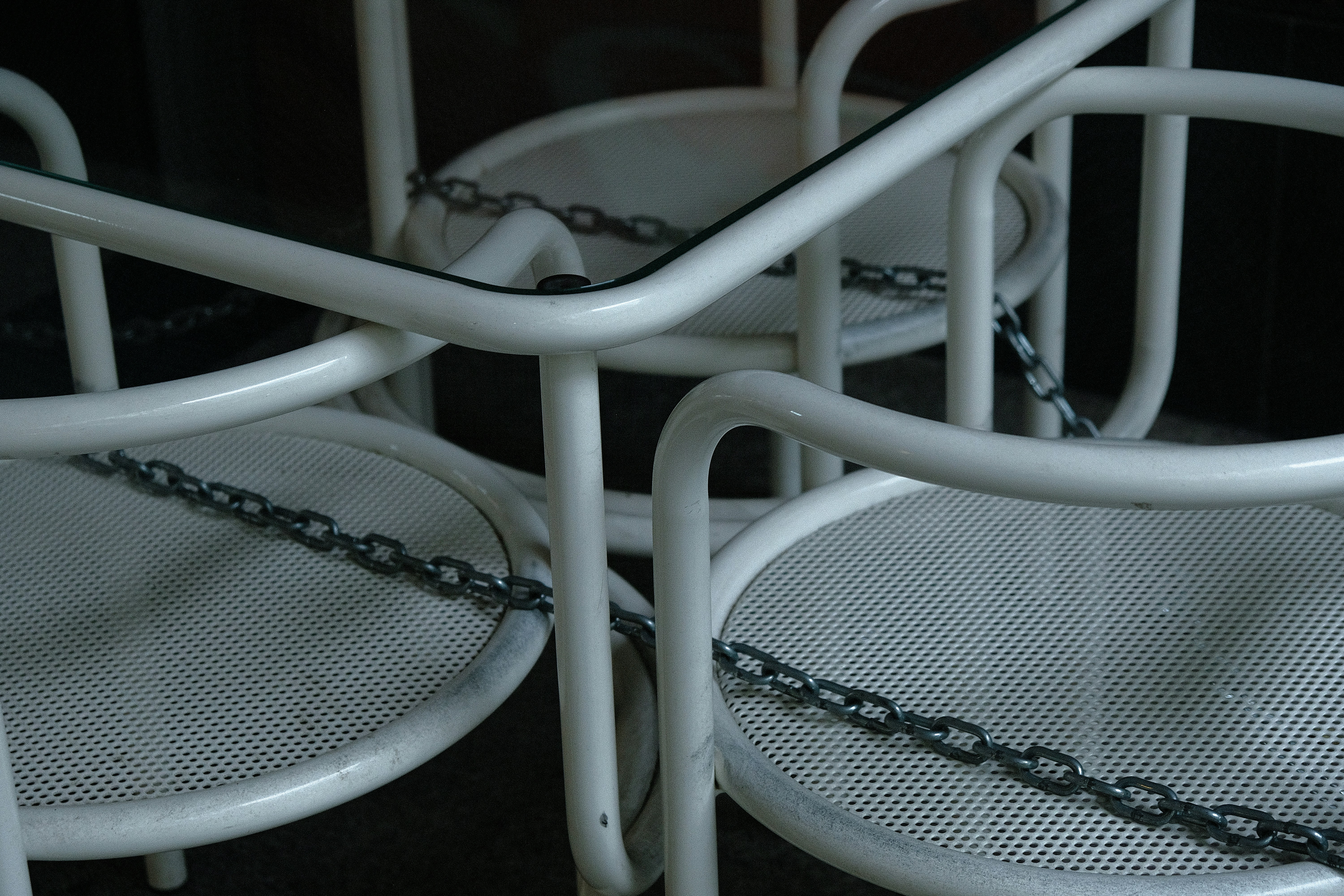 Photos Of Sheri Vi & The Chain Link Chair Met Art Pictures | Download ...