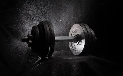 a black and white photo of a dumbbell