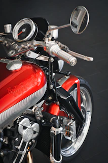 Side view of a motorcycle with Rizoma handlebars, showing the ergonomic design and finish.