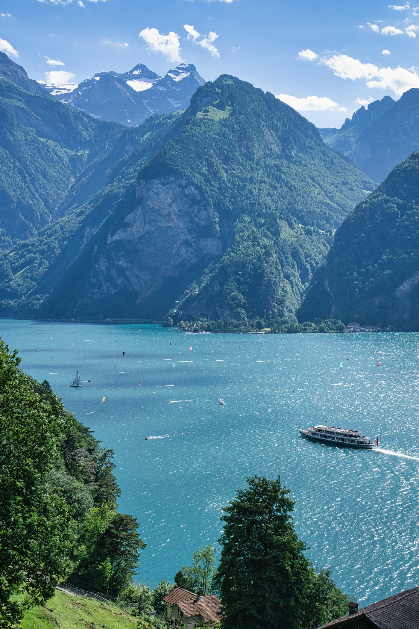 Türkisfarbener Vierwaldstättersee umgeben von grünen Bergen
