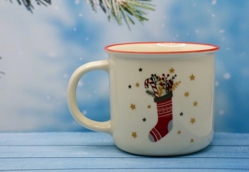 クリスマスストッキングが入ったコーヒーマグ