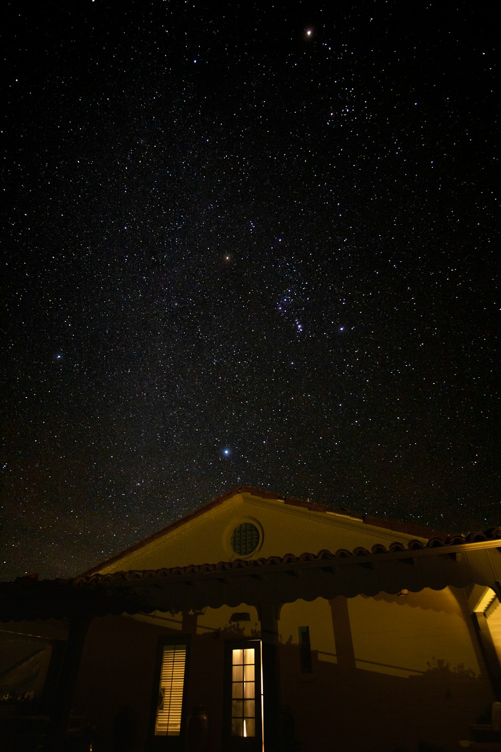 Le ciel nocturne avec des étoiles au-dessus d’une maison