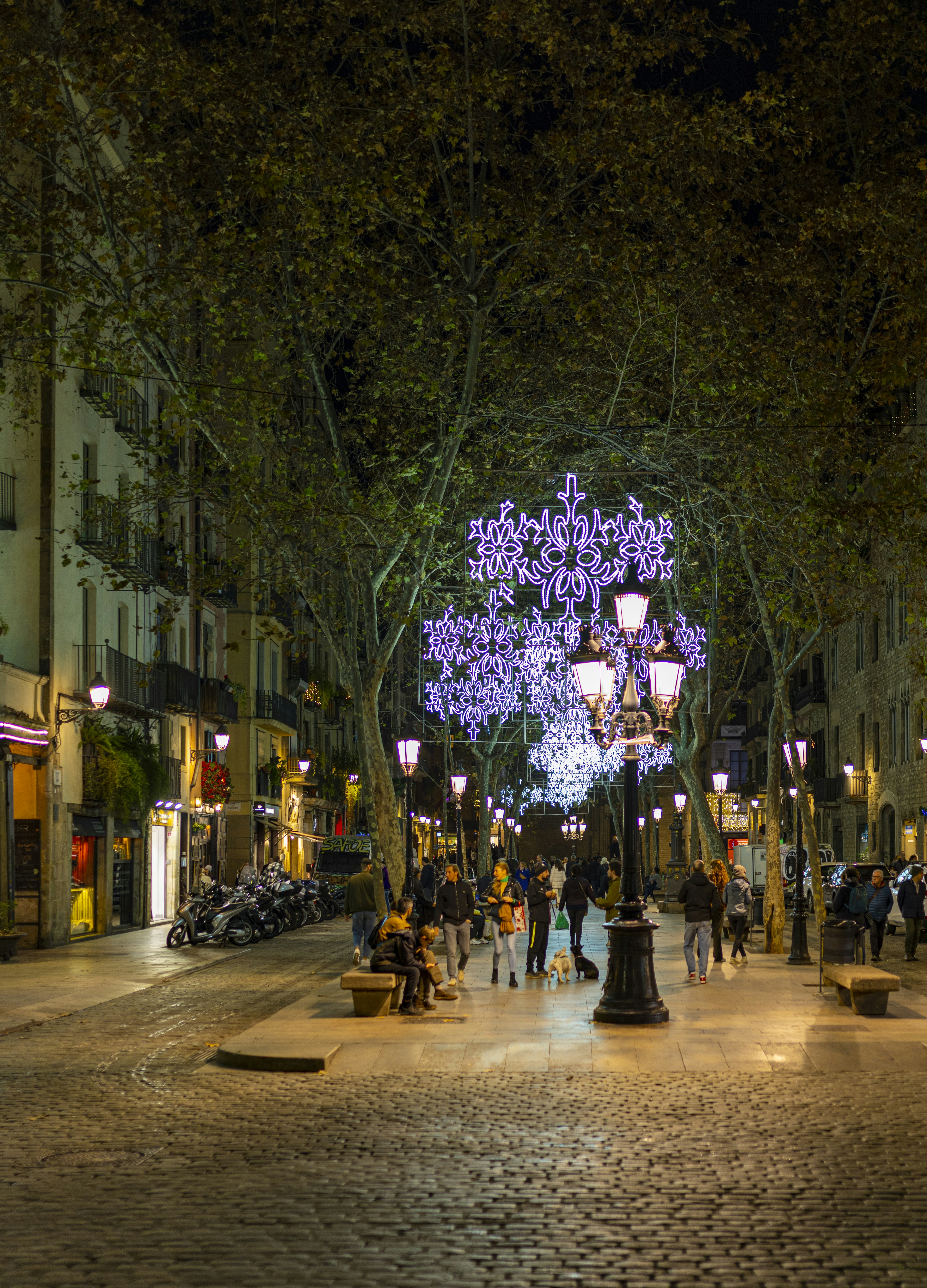 a city street filled with lots of people