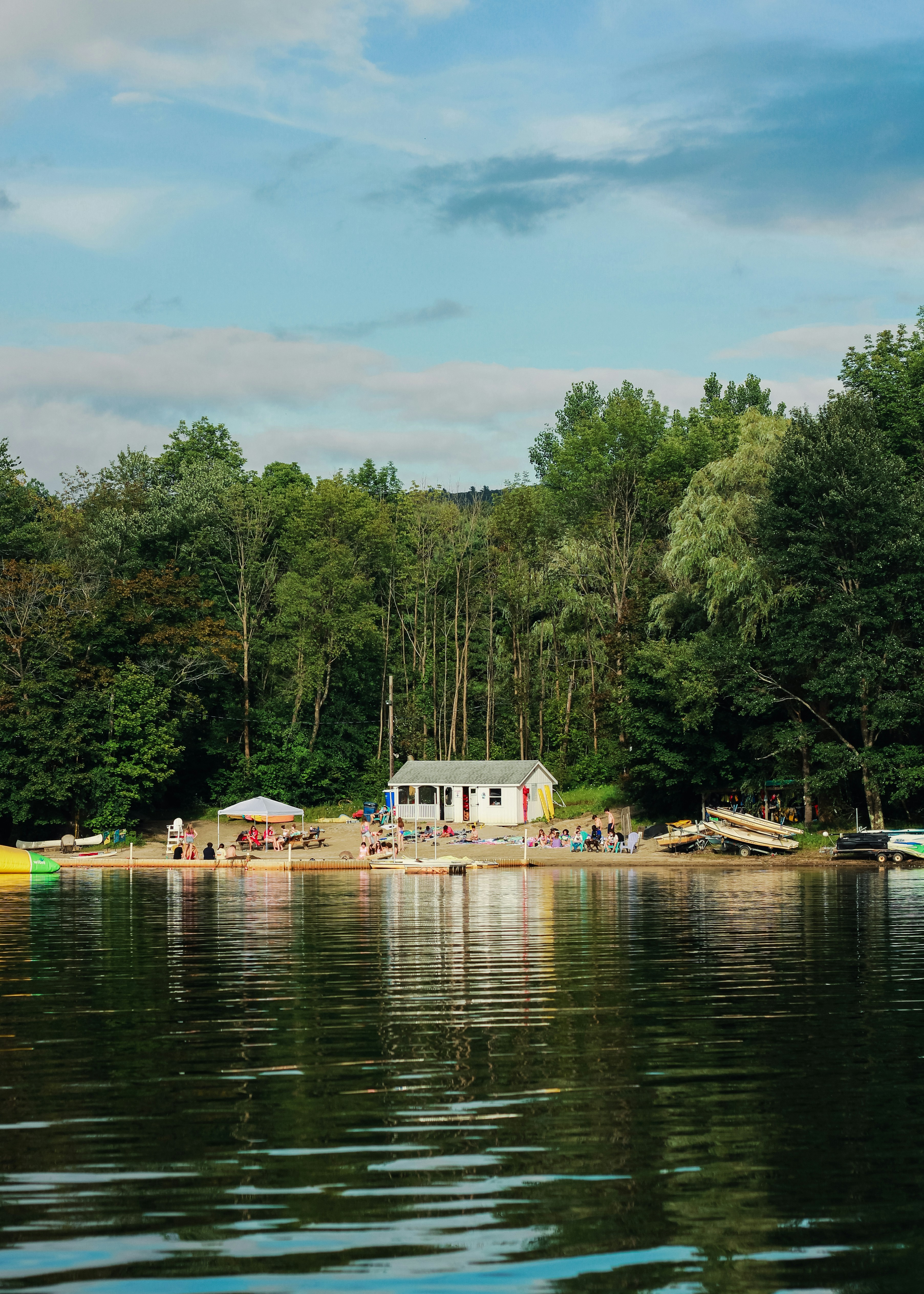 un plan d’eau entouré d’arbres et de bateaux