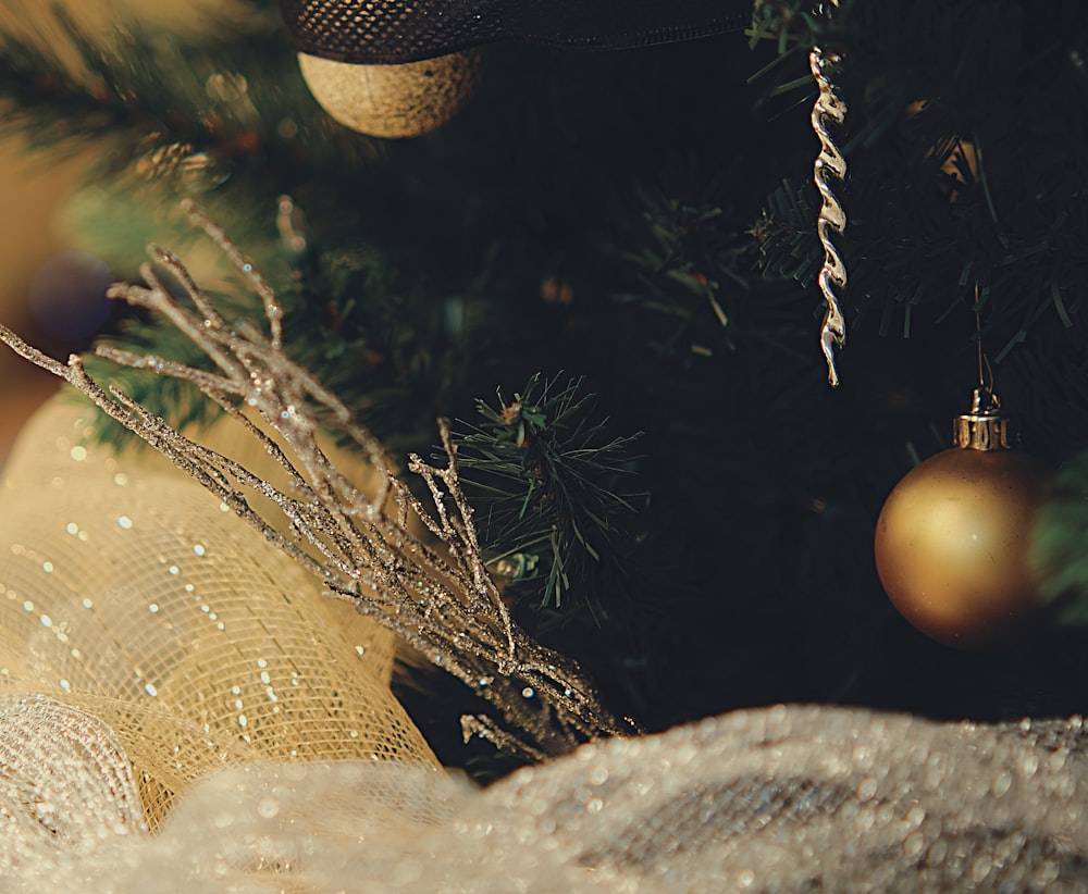 Un primo piano di un albero di Natale con ornamenti