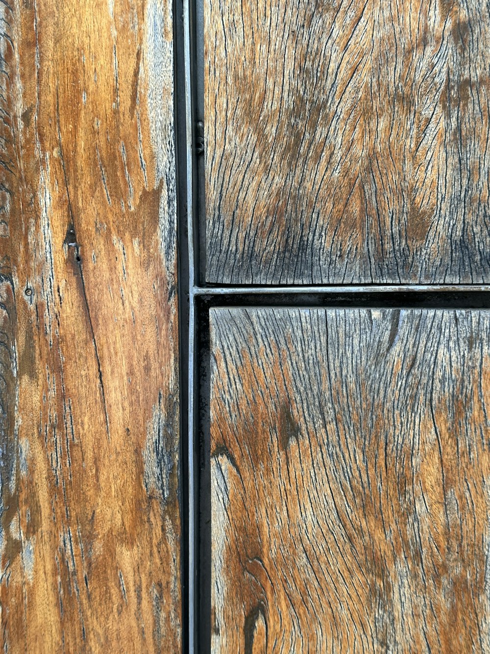 um close up de uma superfície de madeira com tinta descascando