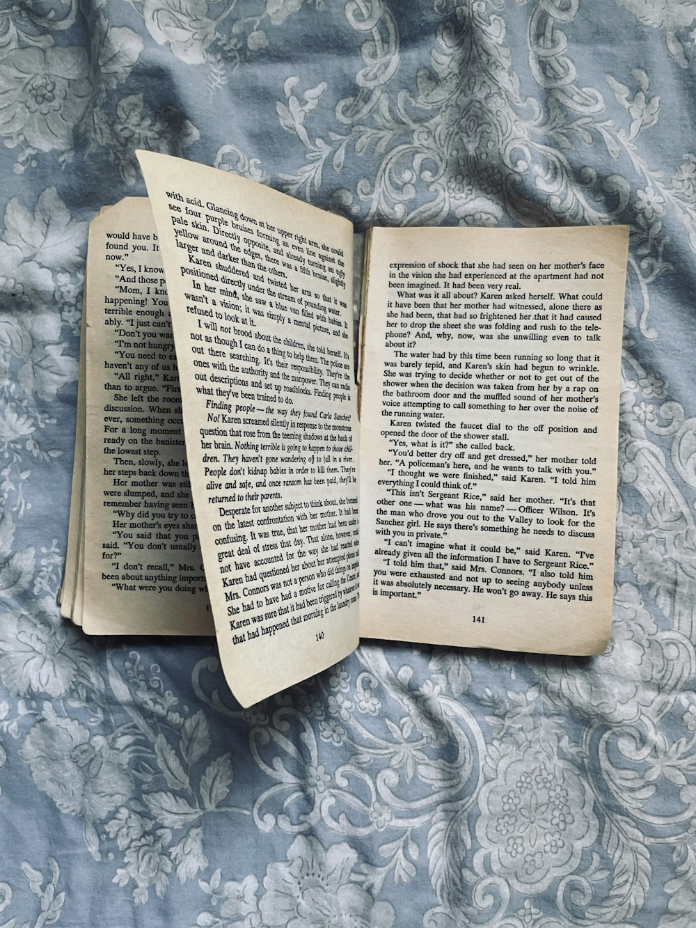 Un libro abierto sentado encima de una cama