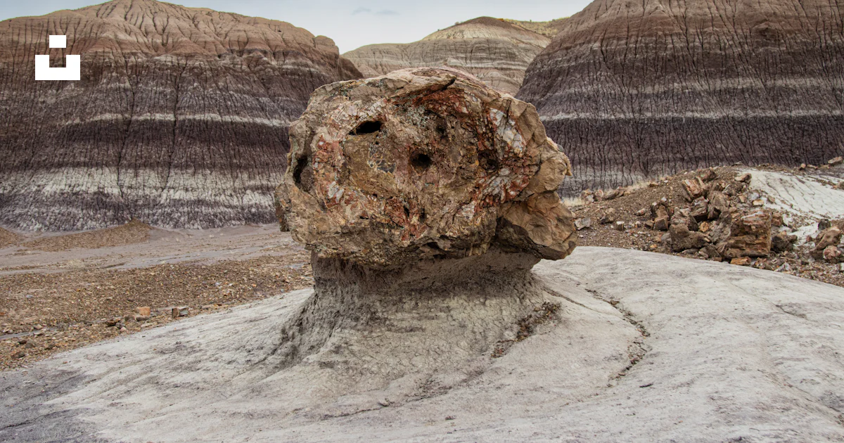Gran Roca Foto Una gran roca en medio de un desierto – Imagen Parque nacional del ...