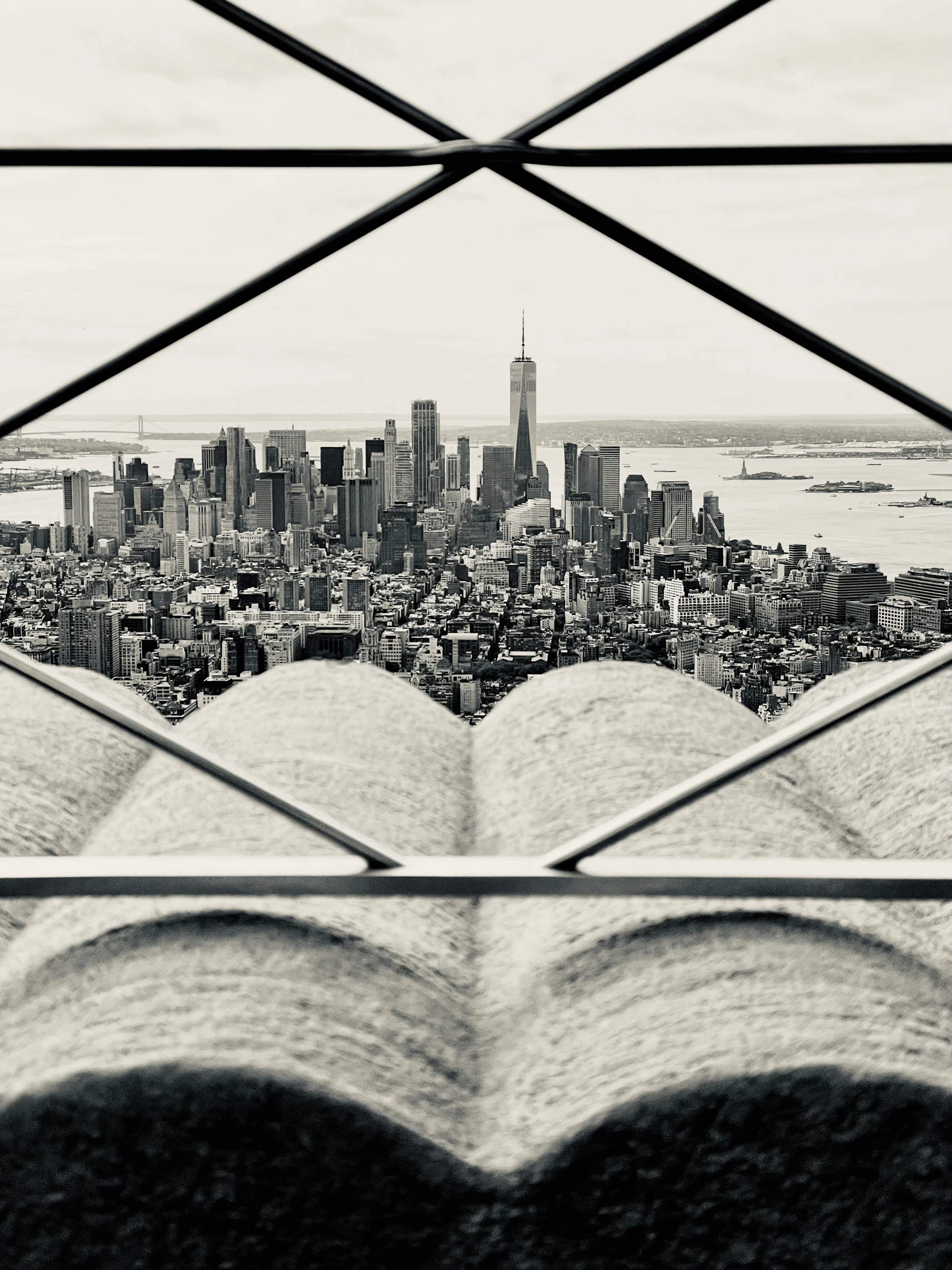 Grayscale cityscape reflecting professional private credit opportunities