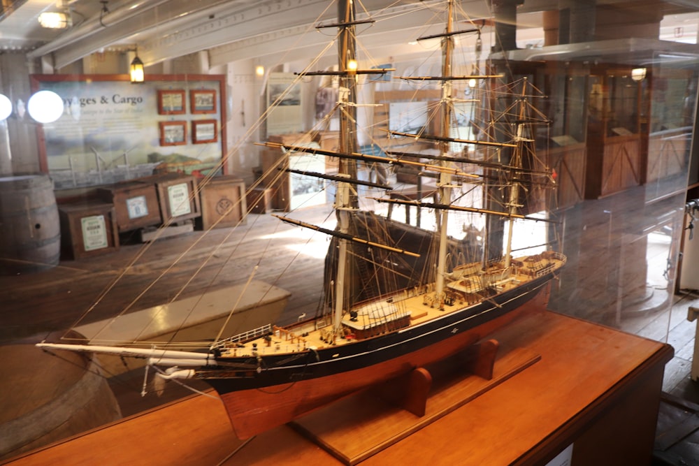 Un modelo de un barco en exhibición en un museo