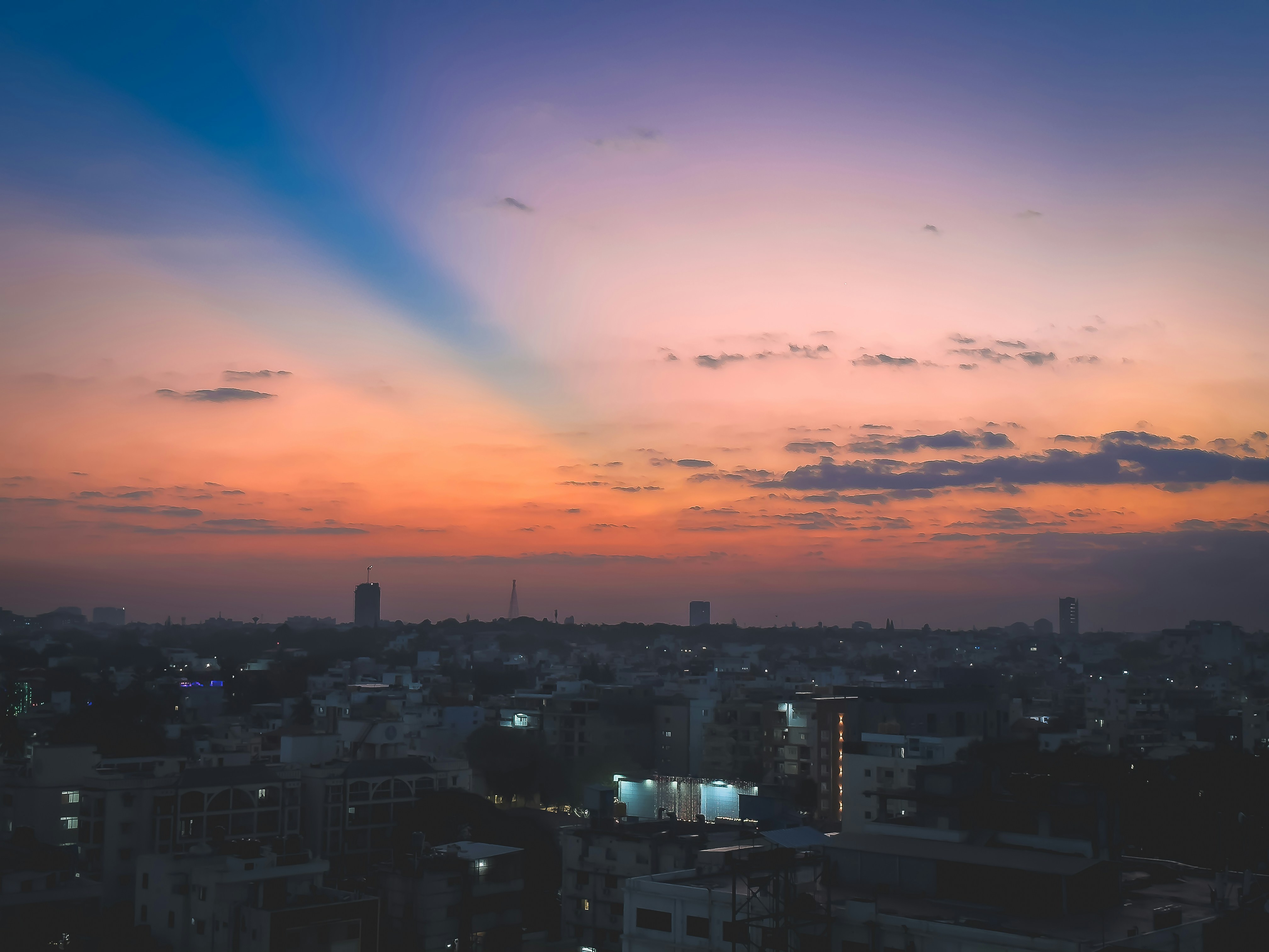 Ein Sonnenuntergang Blick auf eine Stadt mit Gebäuden