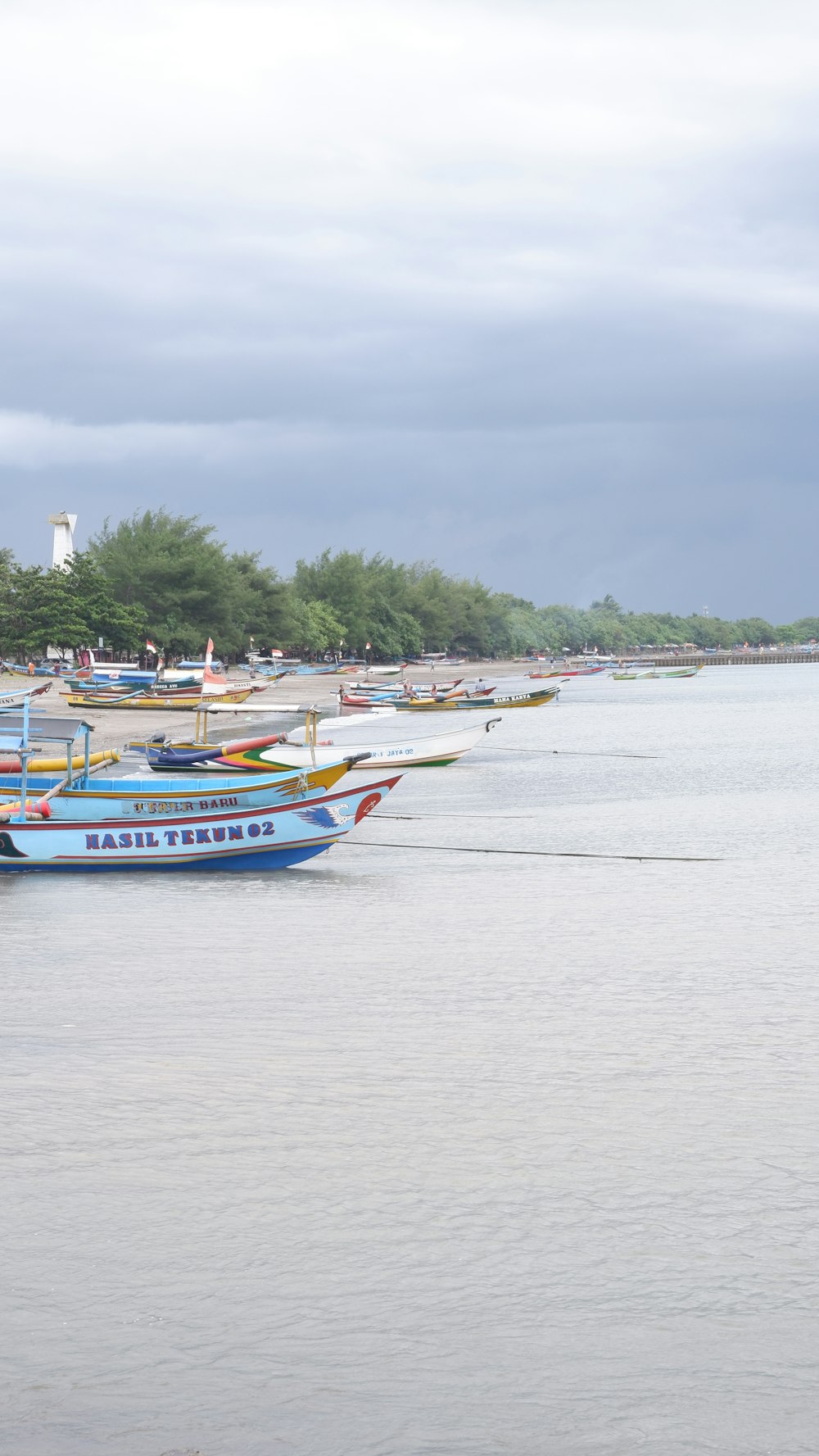 un montón de barcos que están sentados en el agua