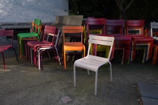 a bunch of chairs sitting next to each other