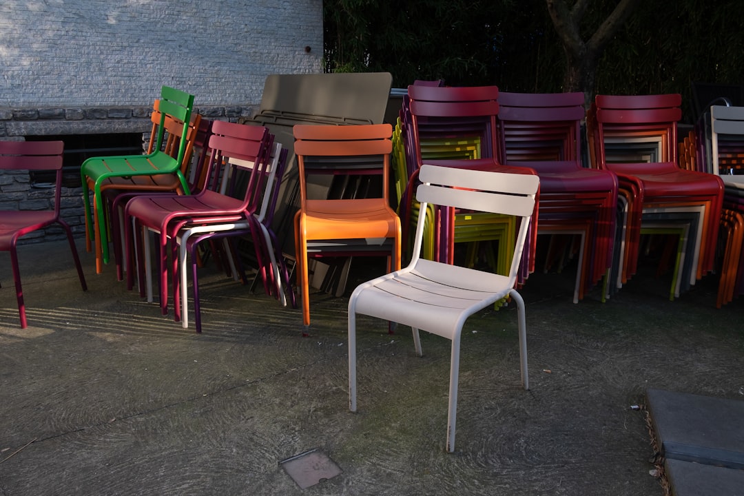 a bunch of chairs sitting next to each other,