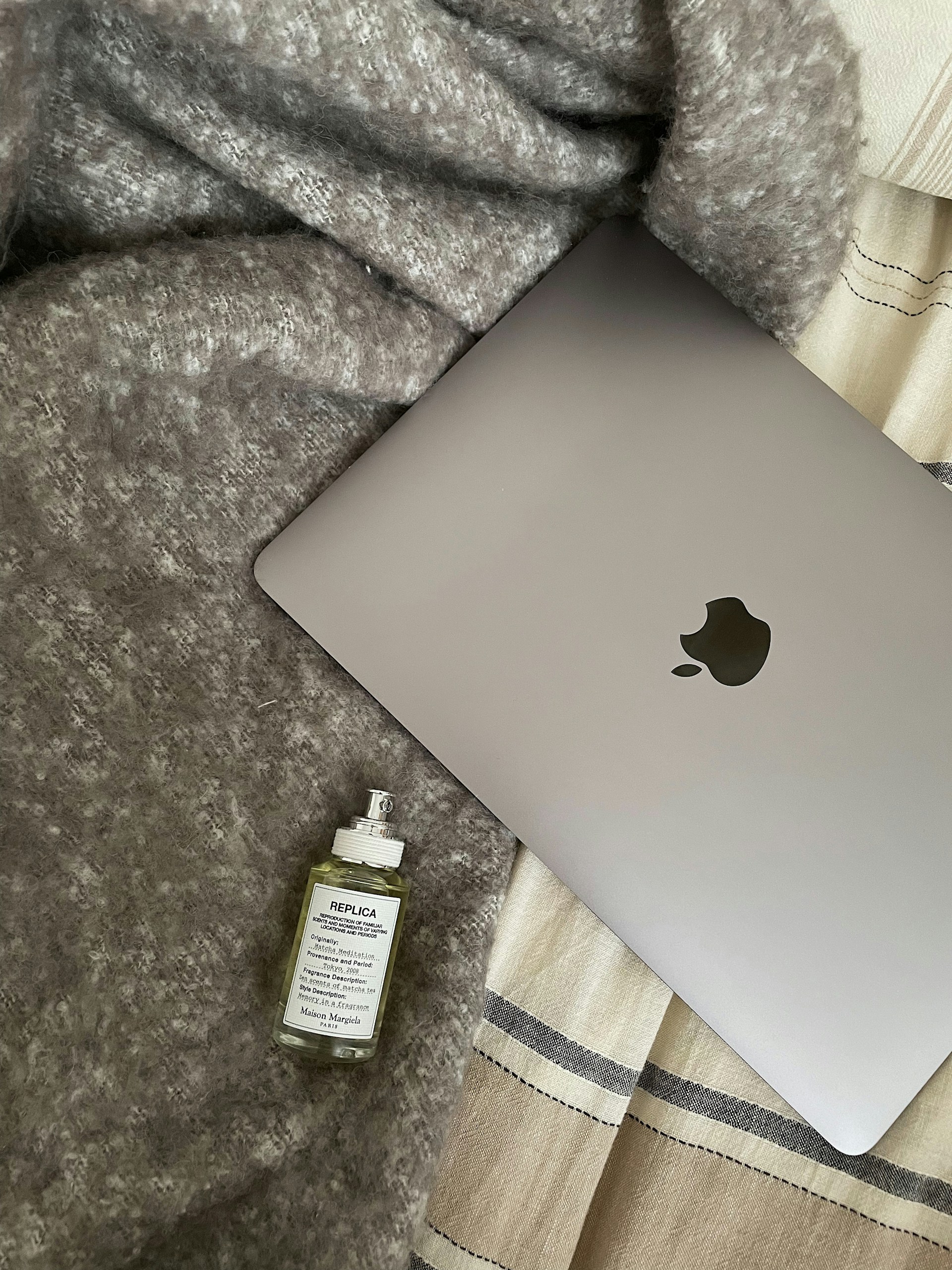 gray computer monitor