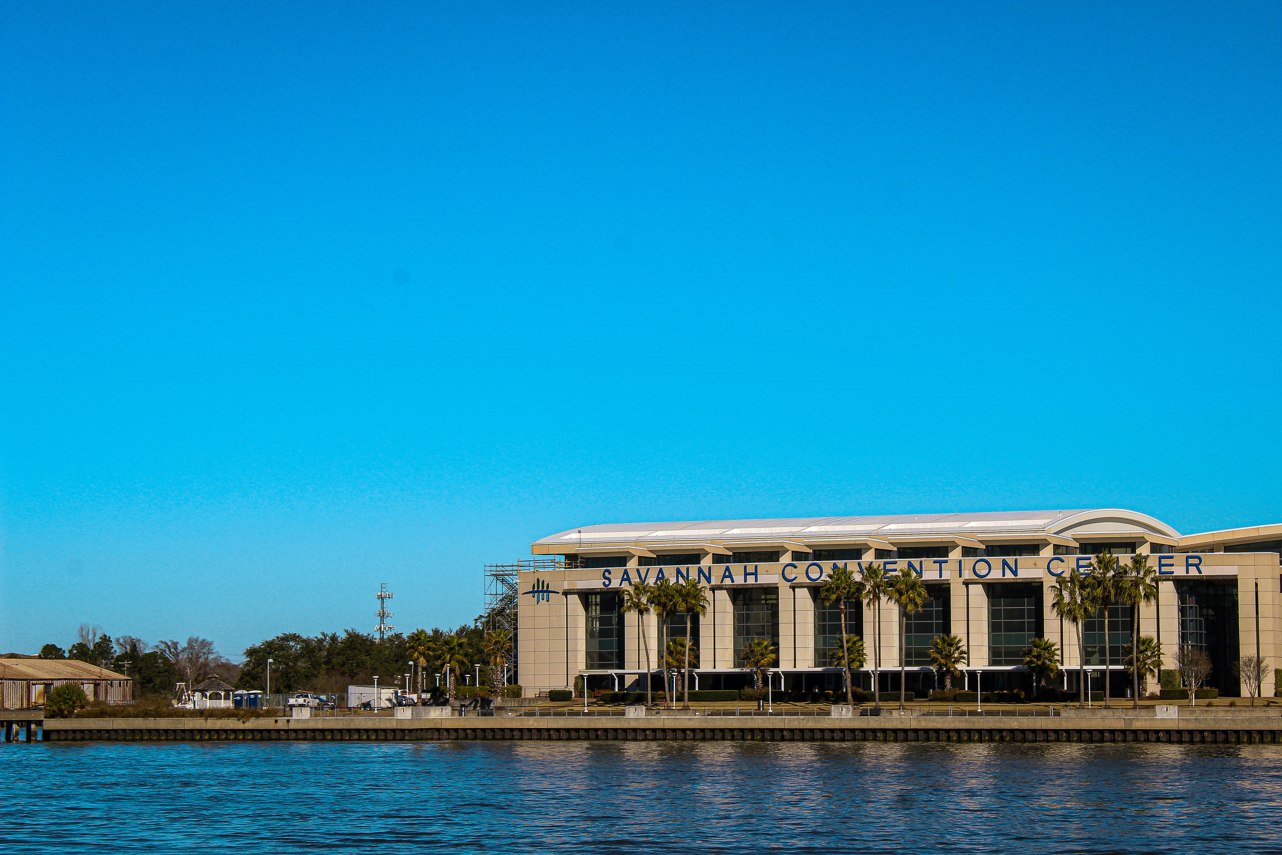 un grande edificio seduto accanto a uno specchio d'acqua