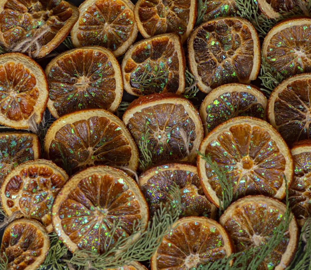 a bunch of oranges that are sitting on a table