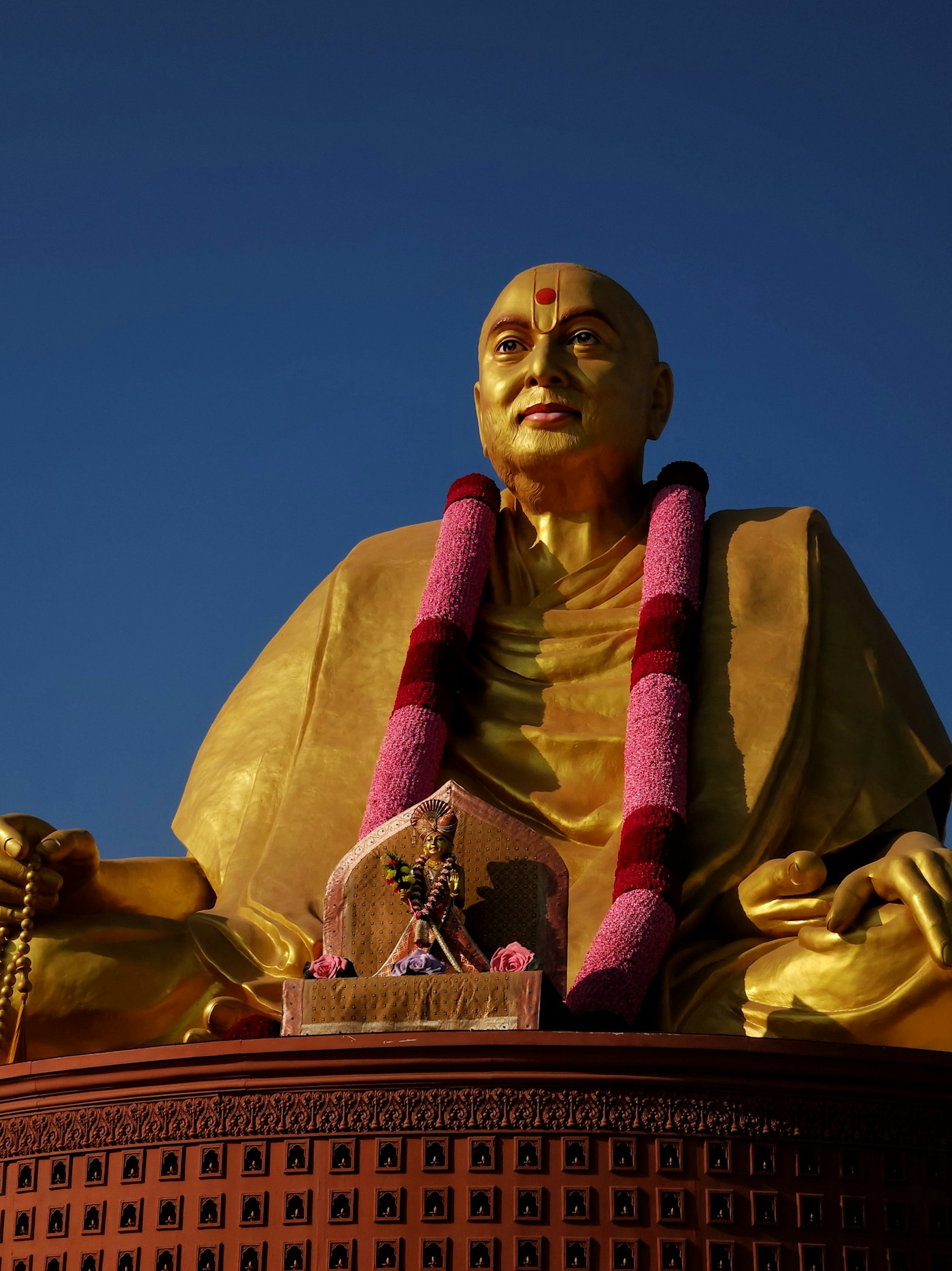 Golden Swaminarayan murti, Ahmedabad