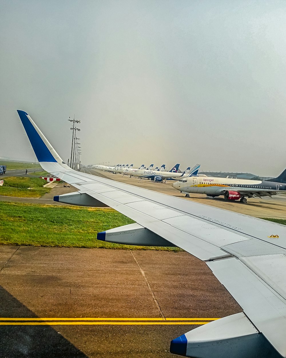 Eine Reihe von Flugzeugen, die auf einer Landebahn geparkt sind