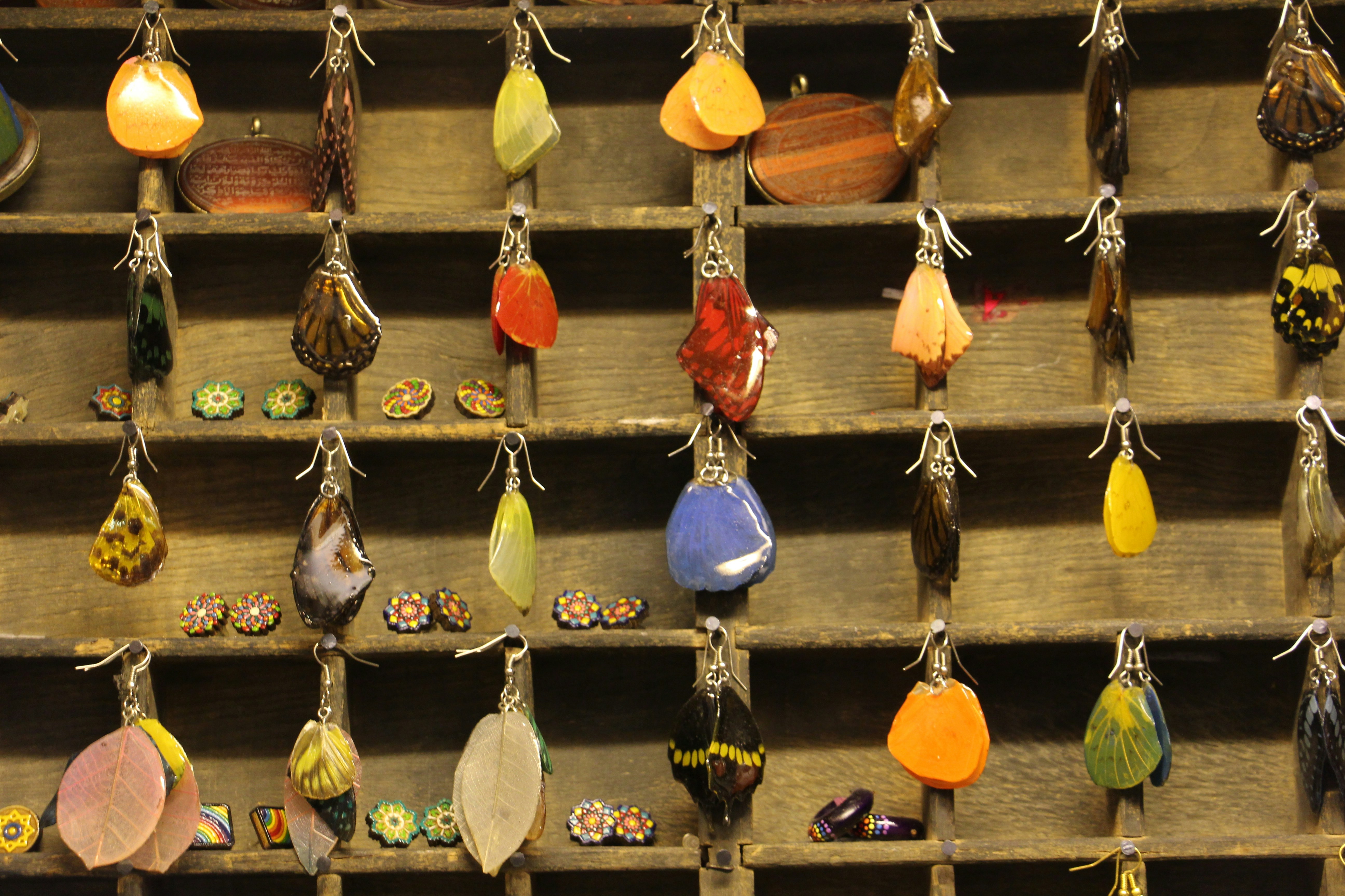 a bunch of earrings are hanging on a rack
