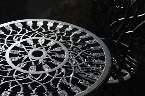 rayos del sol sobre piezas únicas de joyería en el taller de raíces nativas