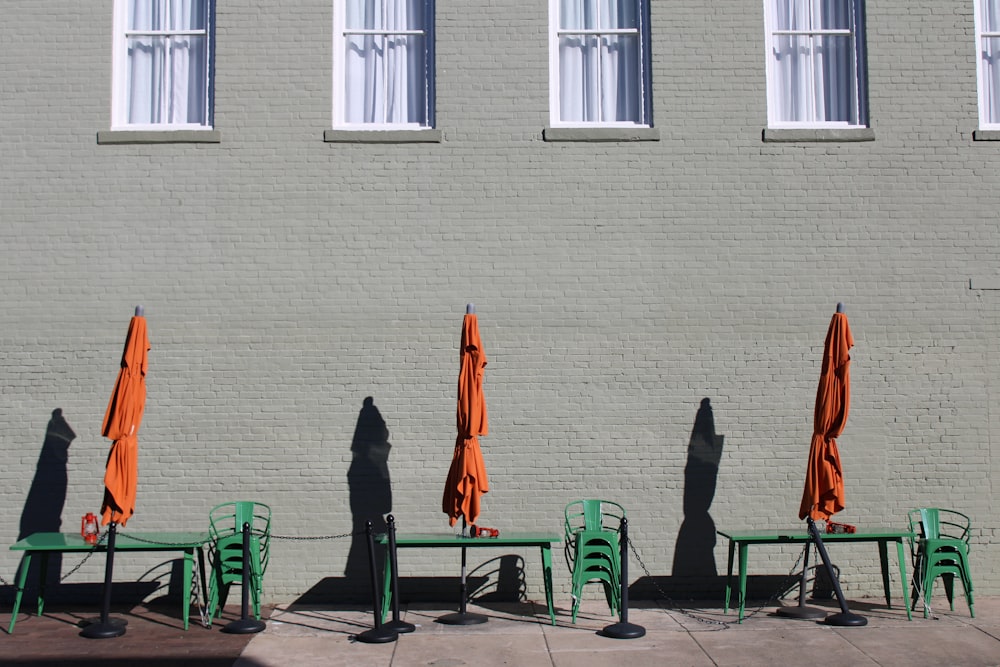 un groupe de tables et de chaises avec des parasols orange