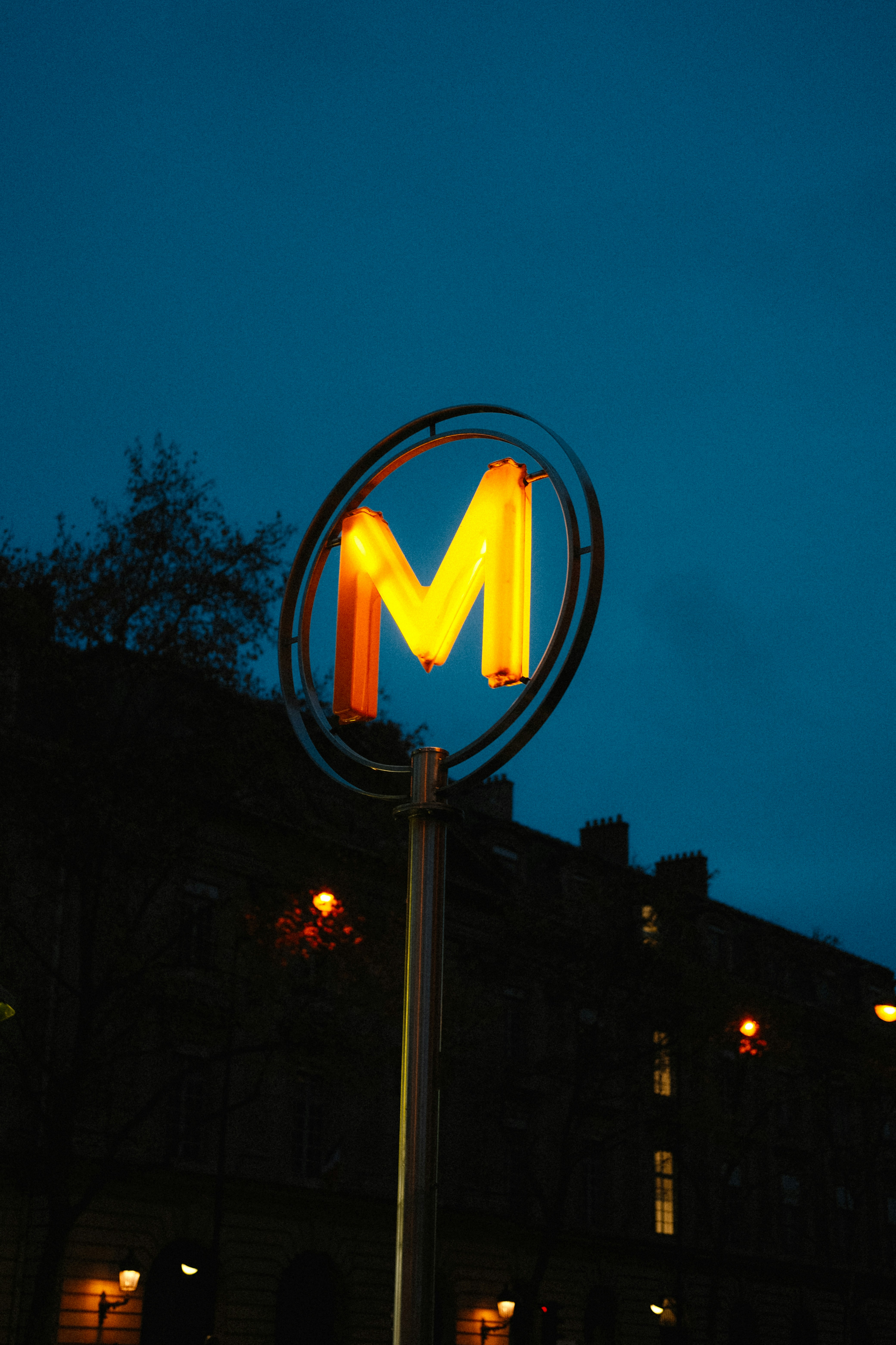 a street light with the letter m on it