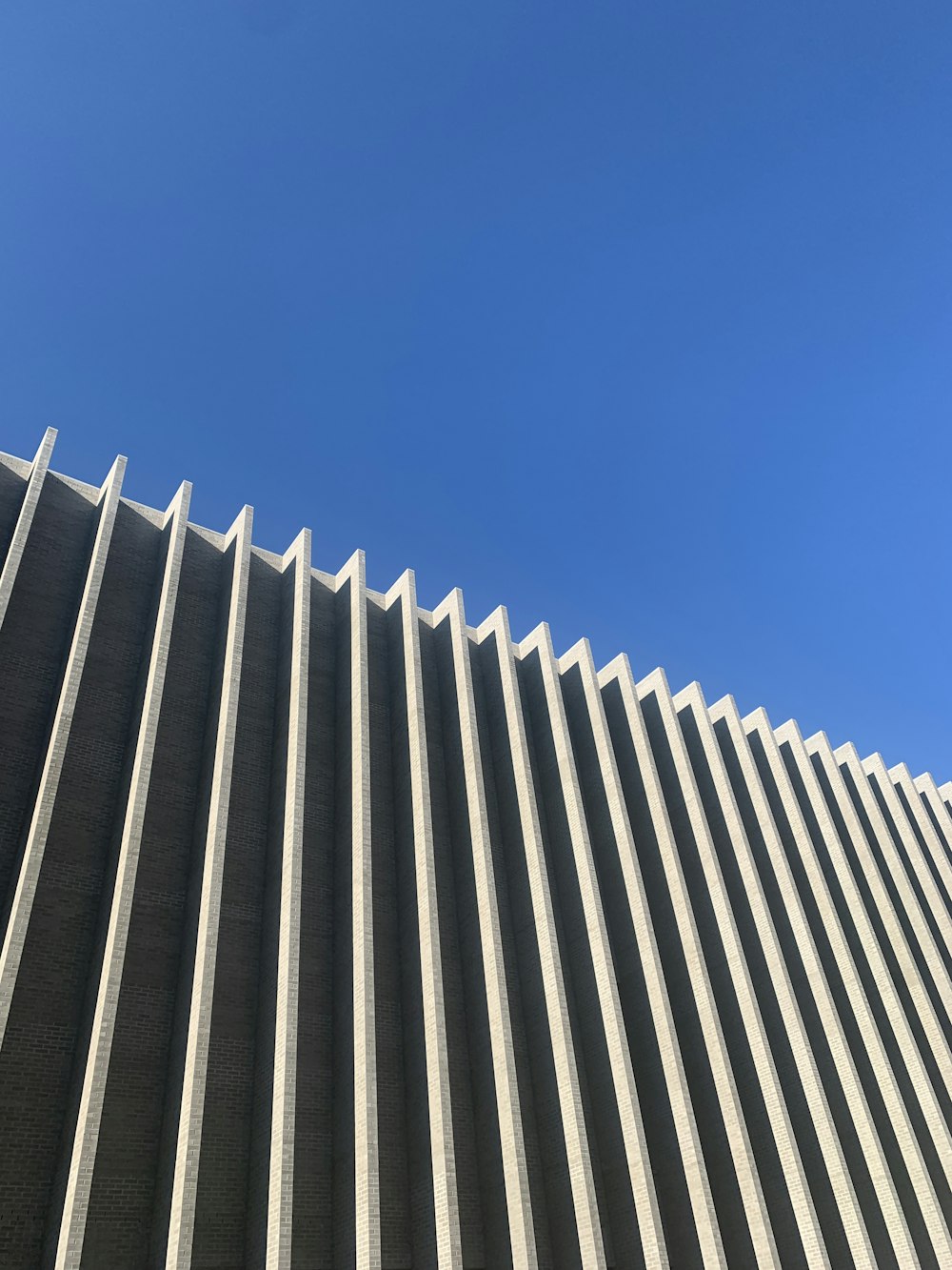 空を背景にした非常に高い建物