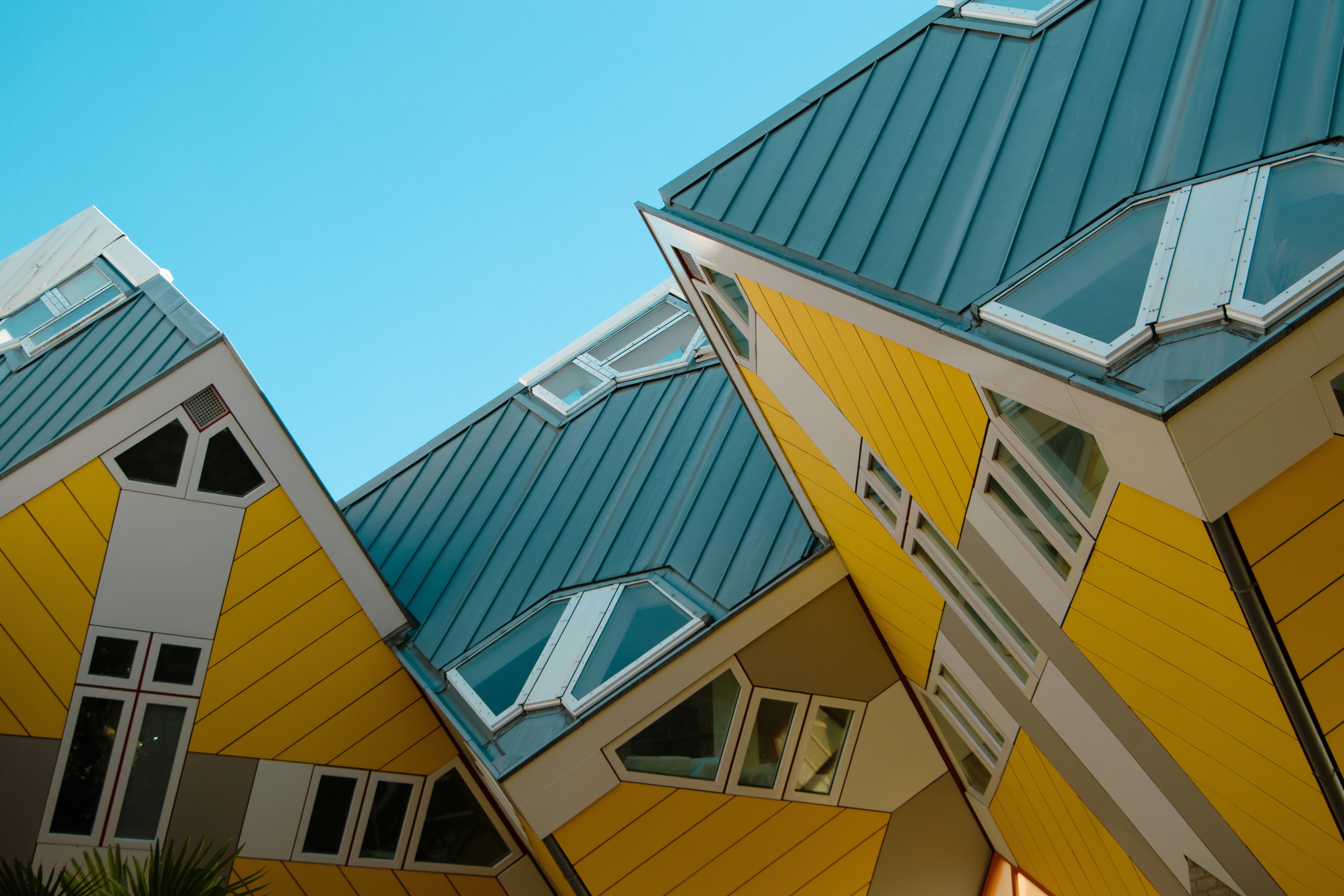 Una fila di case con un cielo blu sullo sfondo