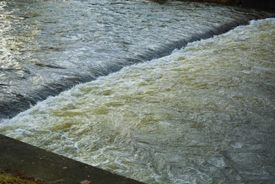 Video thumbnail illustrating cash damming strategy in action.