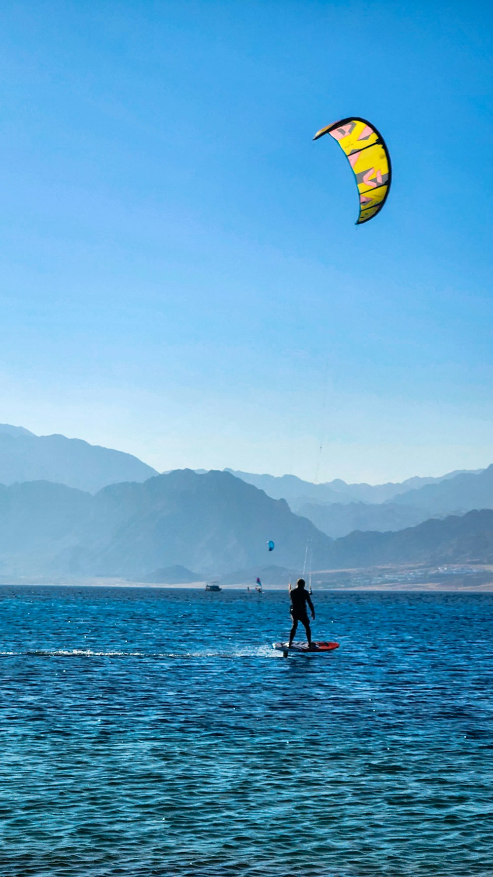 Un homme sur une planche de surf au-dessus d’un plan d’eau