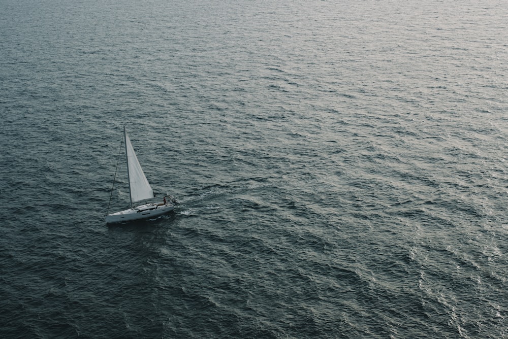 um veleiro navegando através de um grande corpo de água