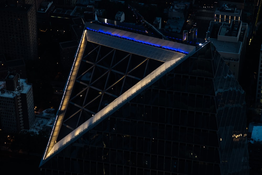 측면에 파란색 표시등이 있는 매우 높은 건물