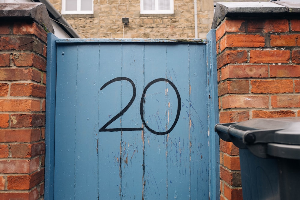 Una puerta azul con el número veinte