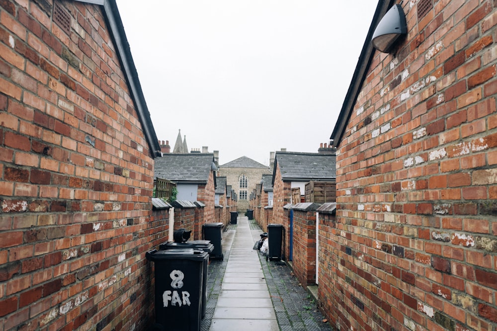 a narrow alley way between two brick buildings