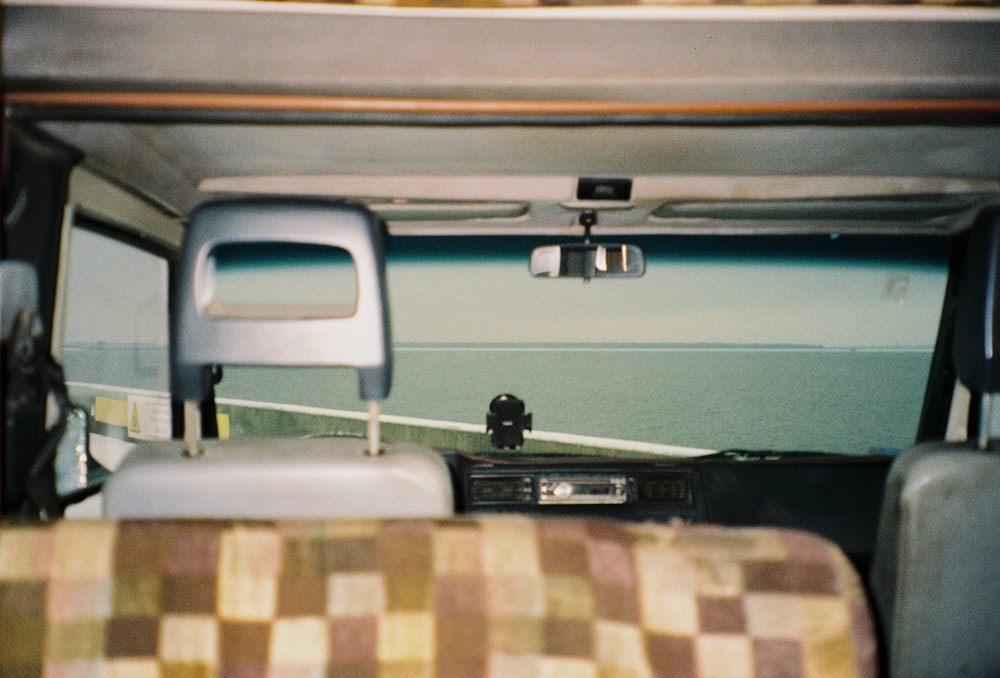 una vista della parte posteriore di un veicolo dall'interno del veicolo