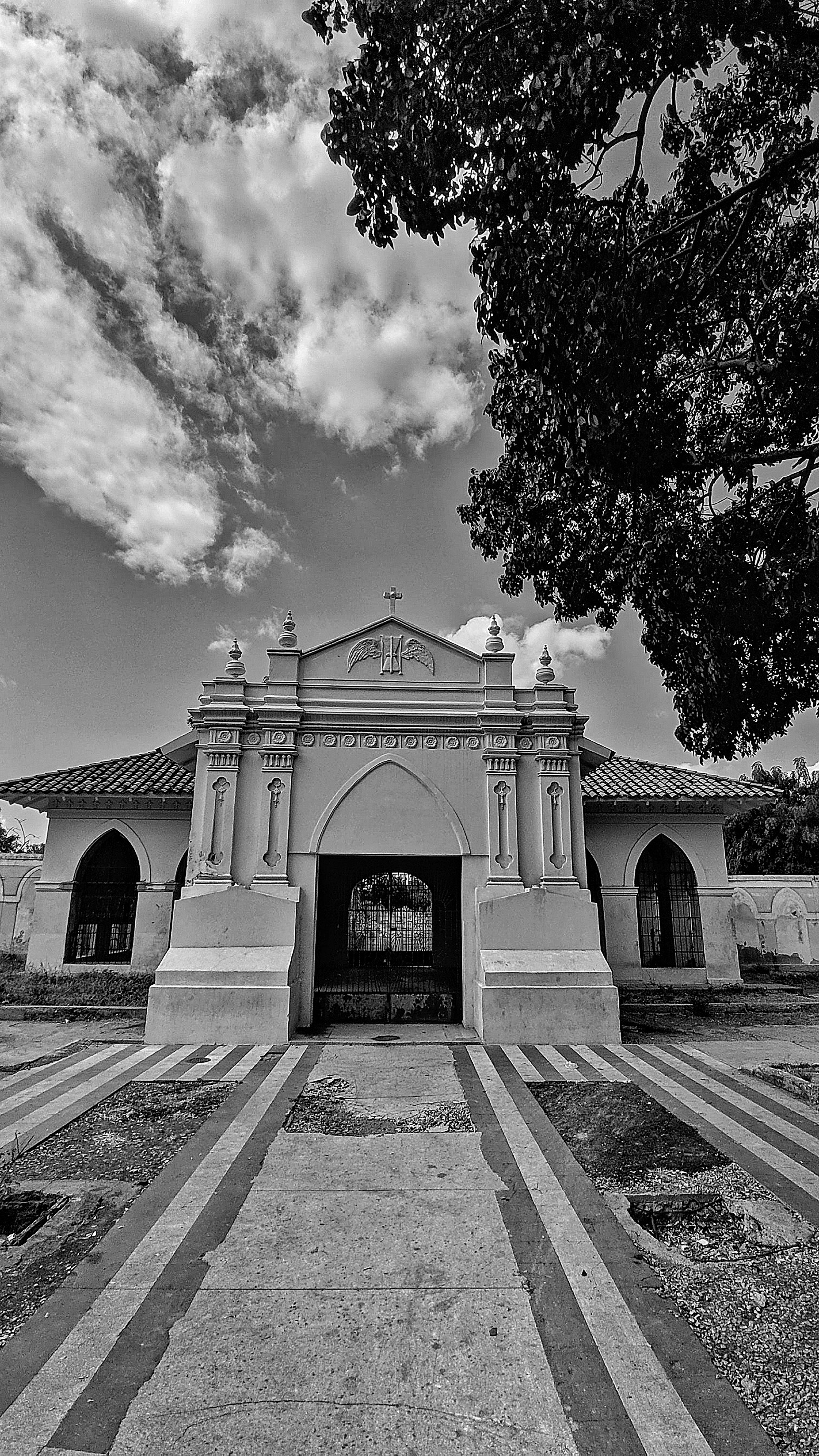 a black and white photo of a building