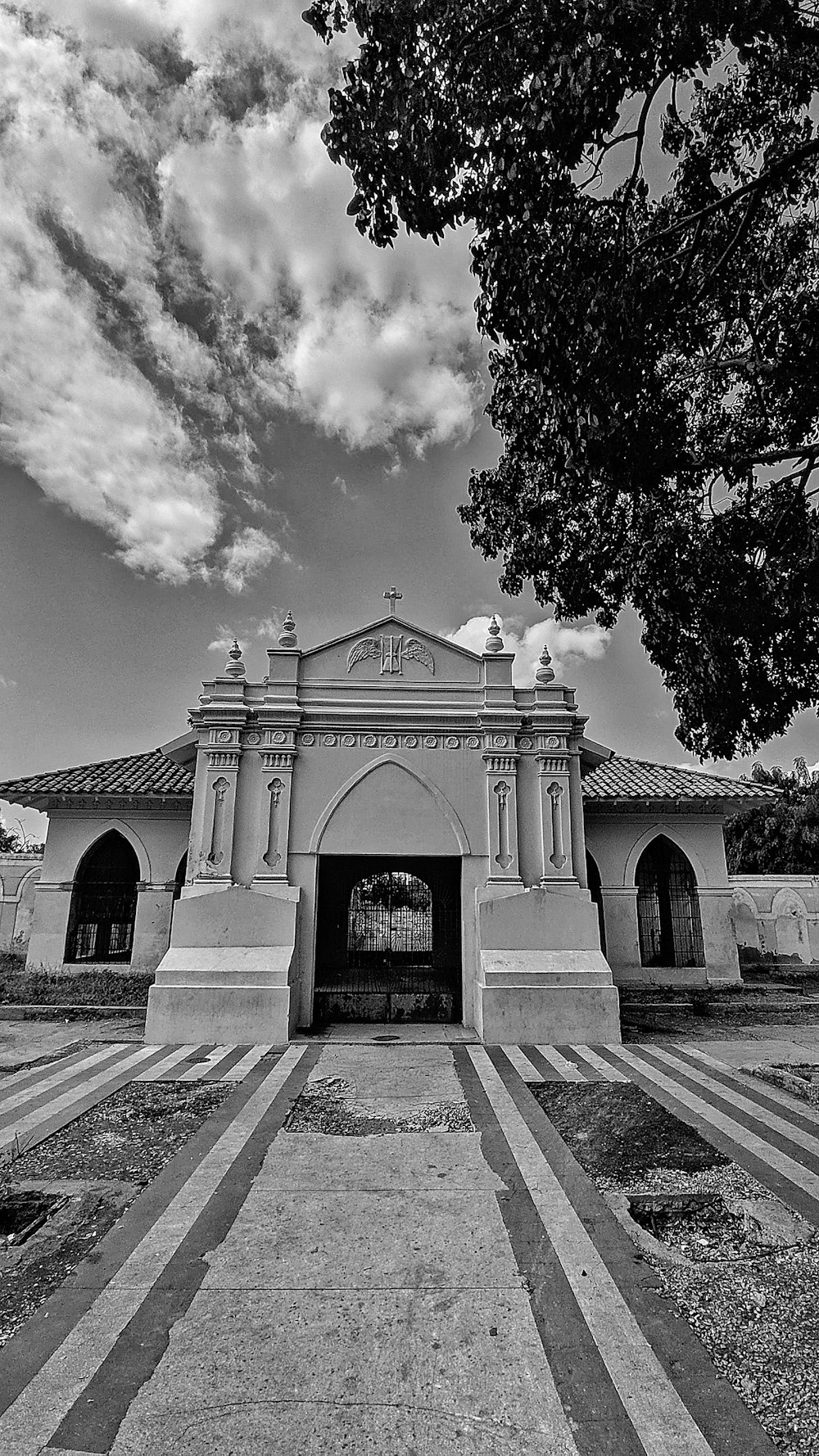 a black and white photo of a building