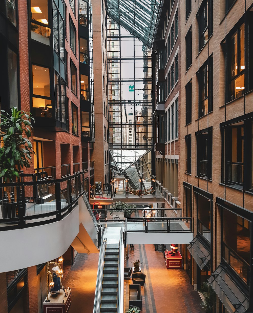 ein Indoor-Einkaufszentrum mit Rolltreppen und Treppen