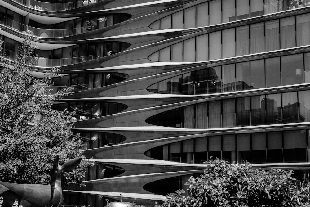 a black and white photo of a modern building