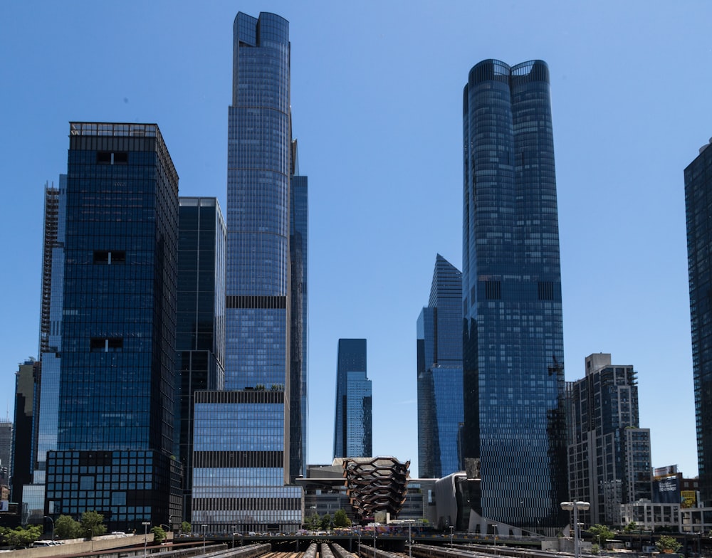 a train traveling through a city next to tall buildings