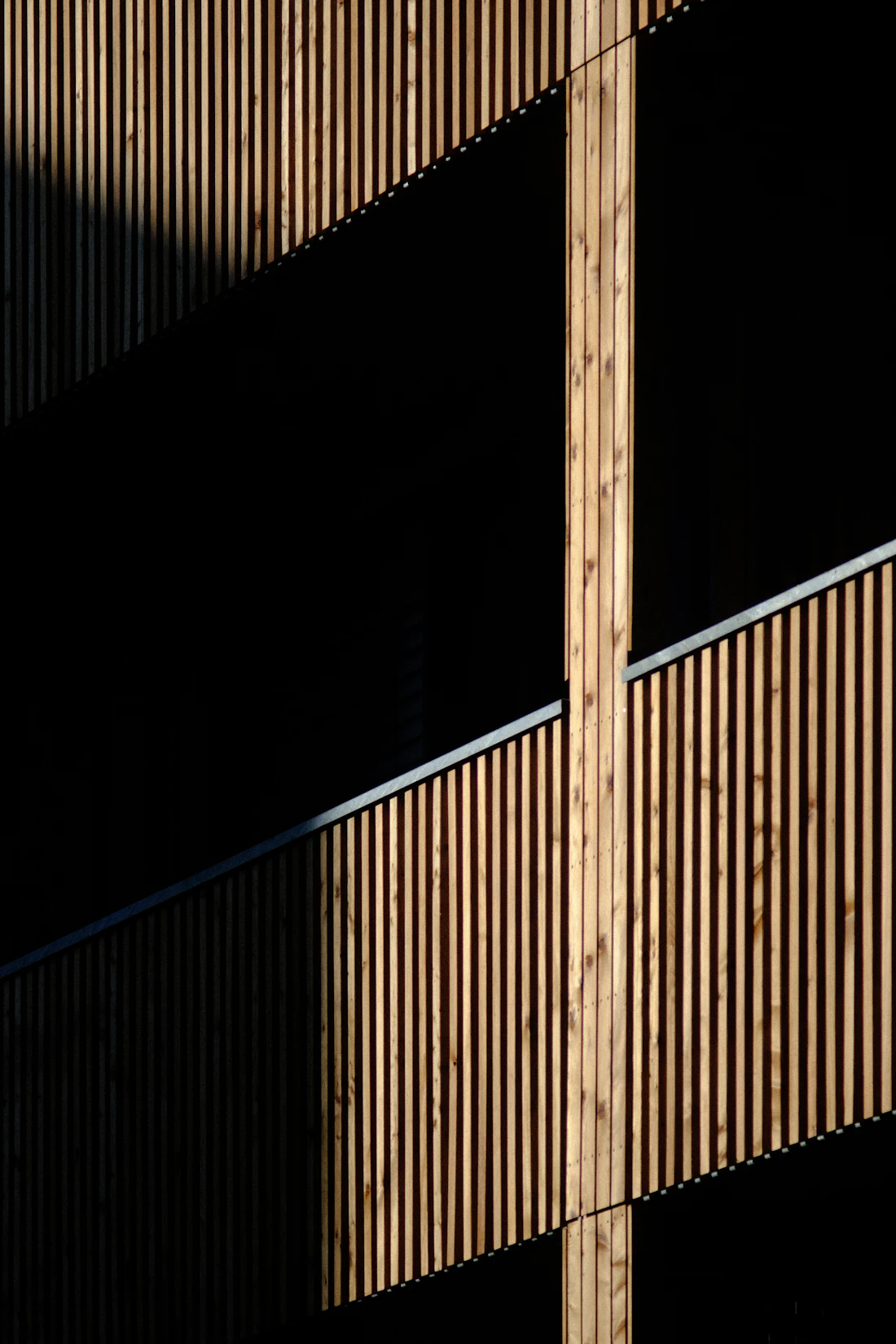 Detalhe de ripas verticais de madeira escura
