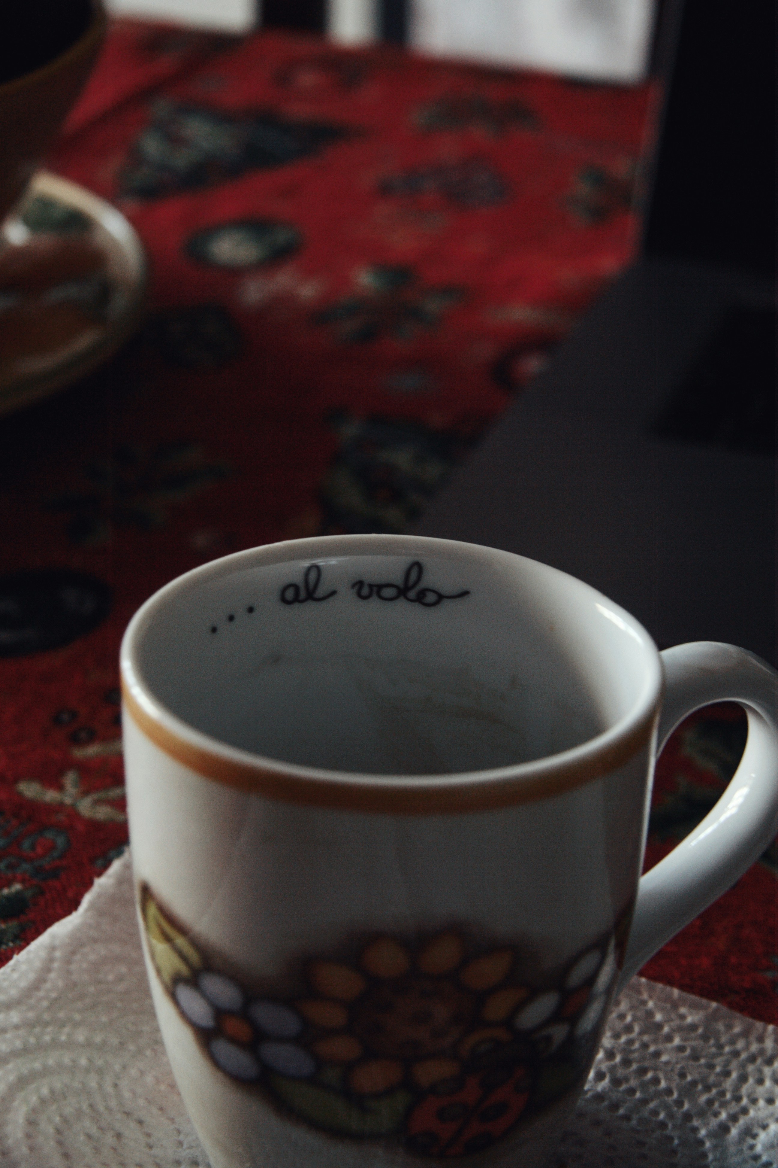 cangkir kopi yang duduk di atas meja