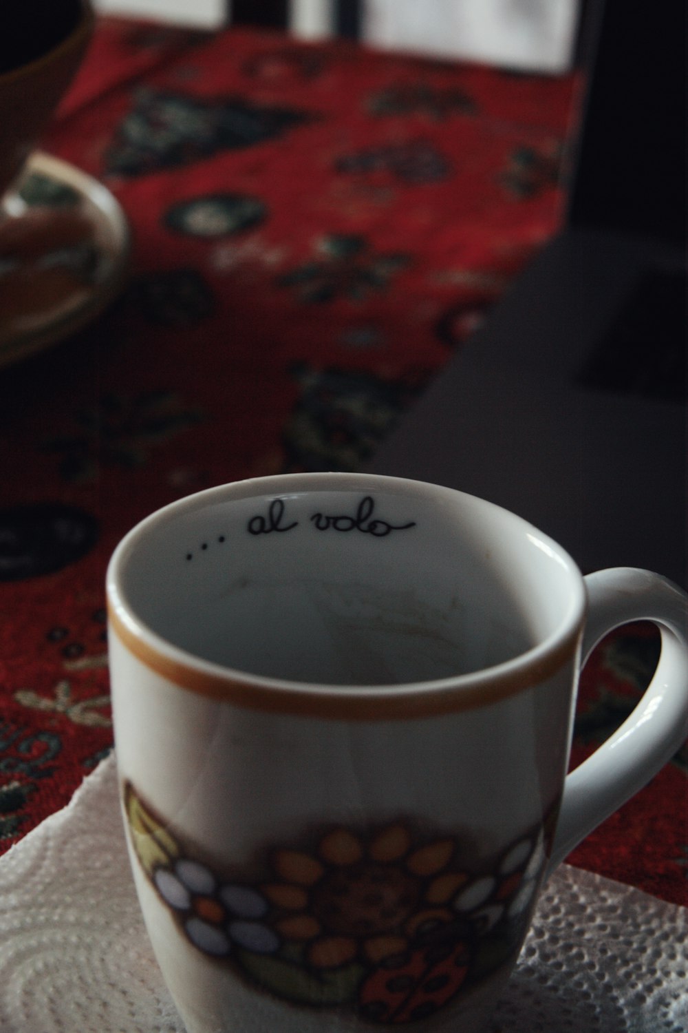 テーブルの上に座っているコーヒーカップ
