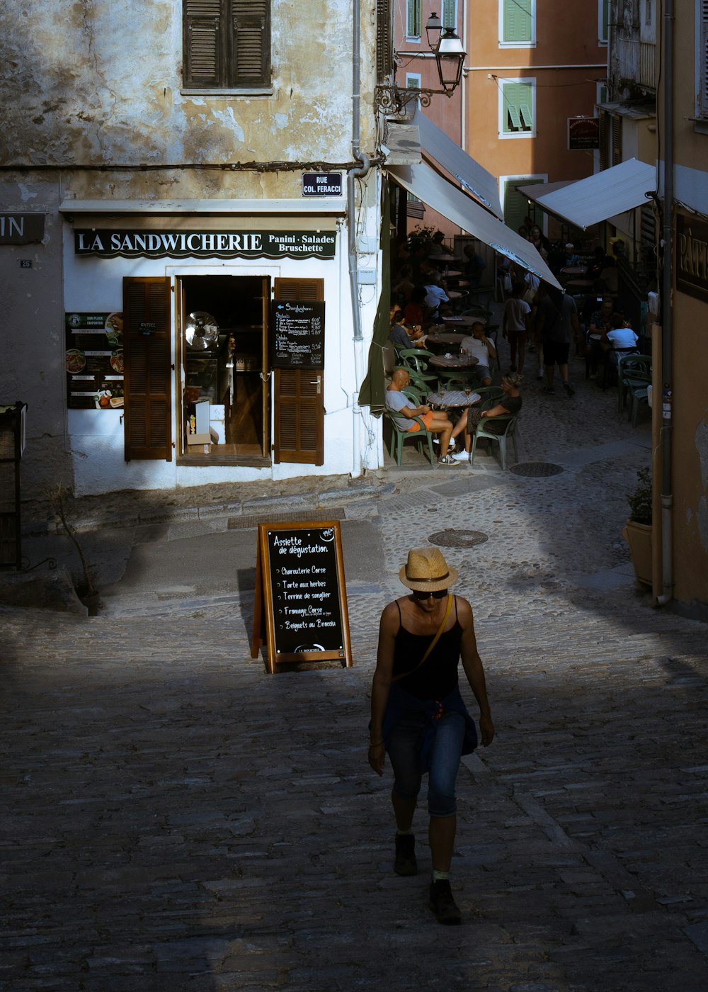 Una mujer caminando por una calle empedrada