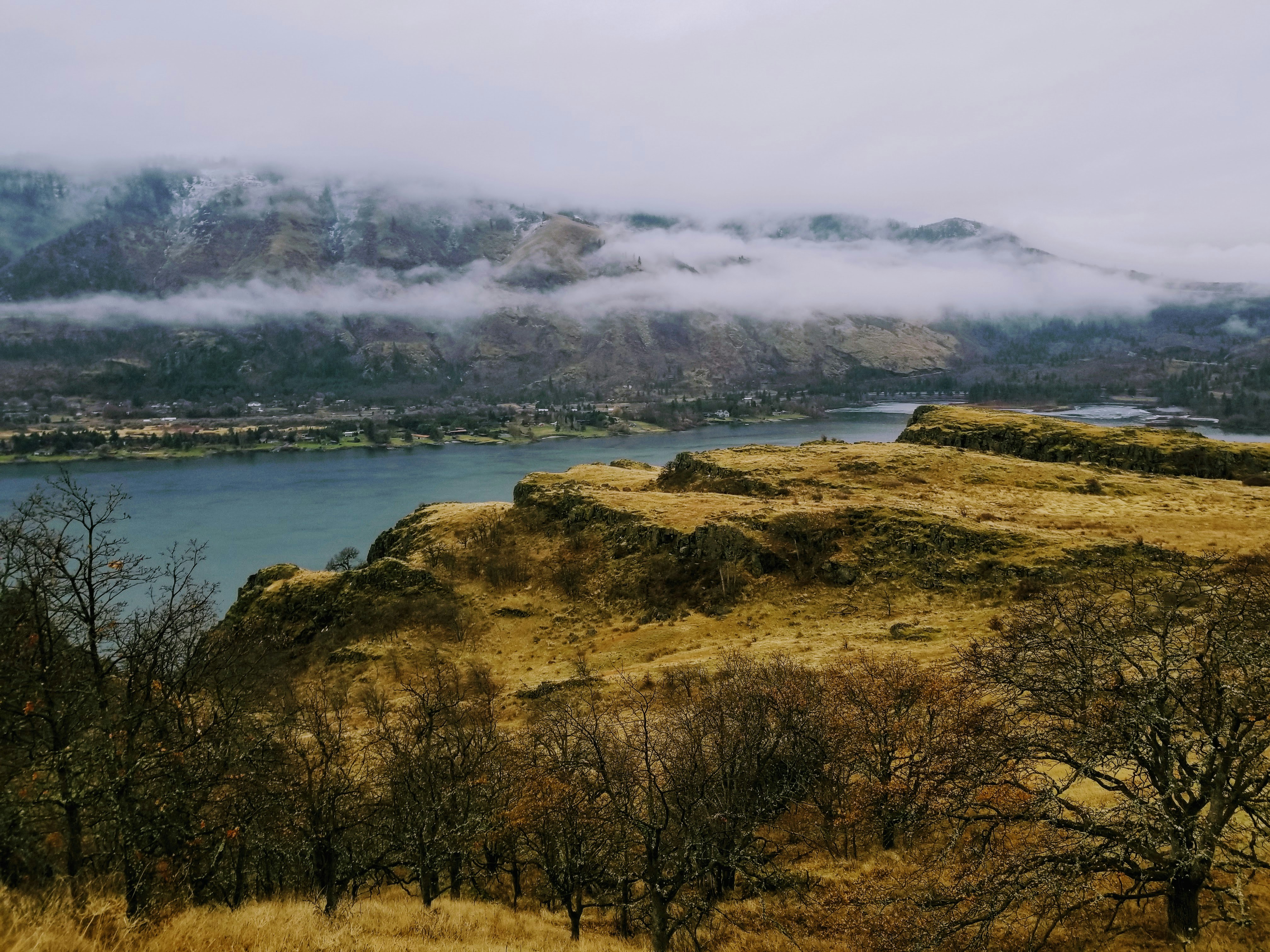 Magloviti pogled na jezero na planinskoj visoravni u jesen